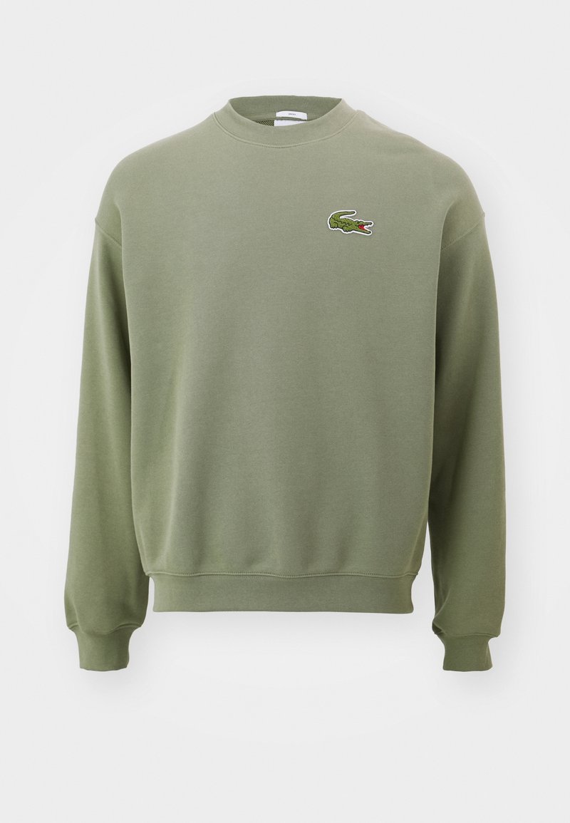 Sweat-shirt vert olive à col rond avec manches longues et un petit logo crocodile vert brodé sur la poitrine gauche.