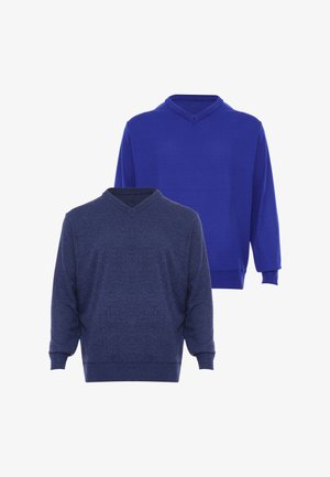 Twee opgevouwen truien met V-hals, één donkerblauw vooraan en één felblauw achteraan, afgebeeld op een witte achtergrond.