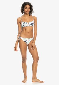 Dvojdielny bikiny set s kvetinovým motívom v svetlomodrej, ružovej a námorníckej modrej farbe. Materiál vyzerá pružne; vrch má tenké ramienka a výstrih do V.