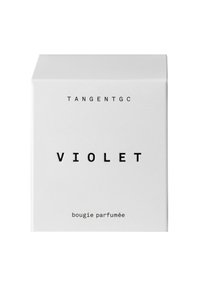 Weißer quadratischer Karton mit schwarzem Text "TANGENTGC VIOLET bougie parfumée." Minimalistisches Design ohne zusätzliche Grafiken oder Muster.