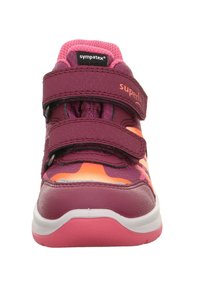 Velcro-Sandalen in burgundy mit rosa Akzenten. Synthetisches Material, abgerundete Zehenform und strukturierte Oberseite. Auffällige orangefarbene Designelemente.