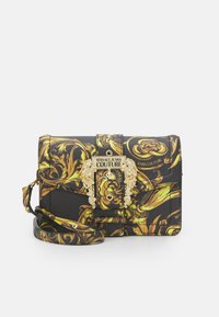 Versace Jeans Couture BAROQUE SAFFIANO SHOULDER BAG Handtasche versace-jeans-couture-baroque-saffiano-shoulder-bag-handtasche