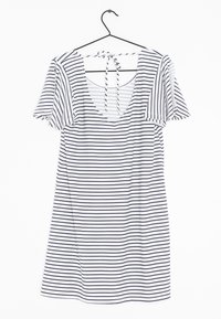 Weißes Kleid mit marineblauen Horizontalstreifen, kurzen Rüschärmeln und einem runden Ausschnitt. Verfügt über einen Bindeverschluss im Rücken.