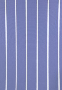 Paarse stof met verticale witte strepen; gladde textuur, gelijkmatig verdeelde lijnen die een subtiel patroon en een uniforme uitstraling geven.