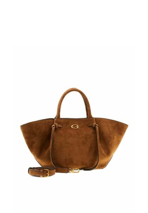 Sac à main en daim marron avec poignées supérieures, détail logo doré et bandoulière amovible assortie sur fond blanc.