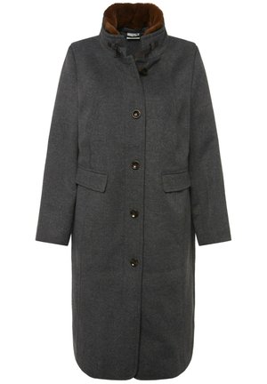 Grau-wollener Mantel mit einem braunen Kunstfellkragen, vorderer Knopfverschluss und zwei seitlichen Taschen; knielang mit geradem Schnitt.