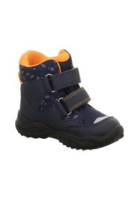 Modrá voděodolná kotníková bota s oranžovými akcenty, dvojitými suchými zipy, detaily se vzorem hvězdiček a texturovanou černou gumovou podrážkou.