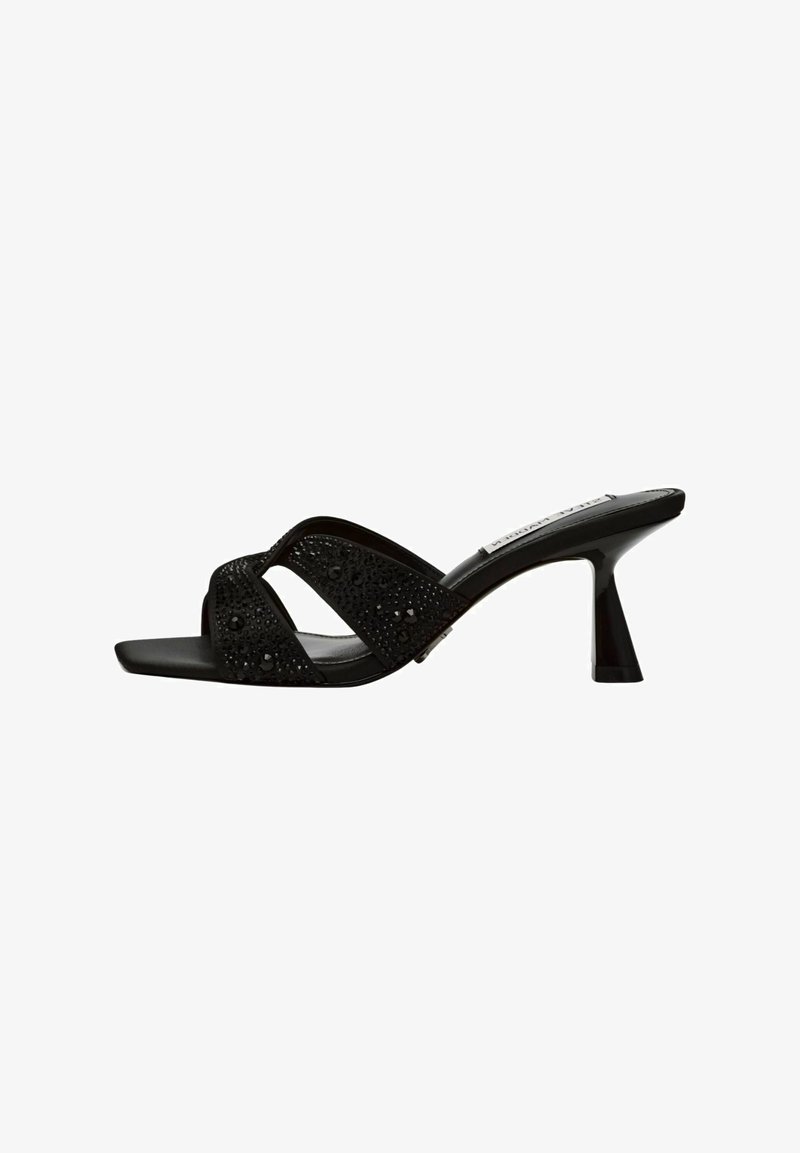Sandales noires avec une finition brillante, présentant un design entrecroisé et ornées de perles noires. Elles ont un talon fin et courbé.