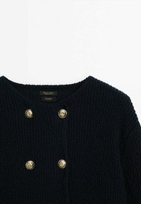 Granatowy, teksturowany kardigan z bawełny z okrągłym dekoltem i podwójnym zapięciem, zdobiony czterema guzikami w kształcie lewego lwa w złotym kolorze.