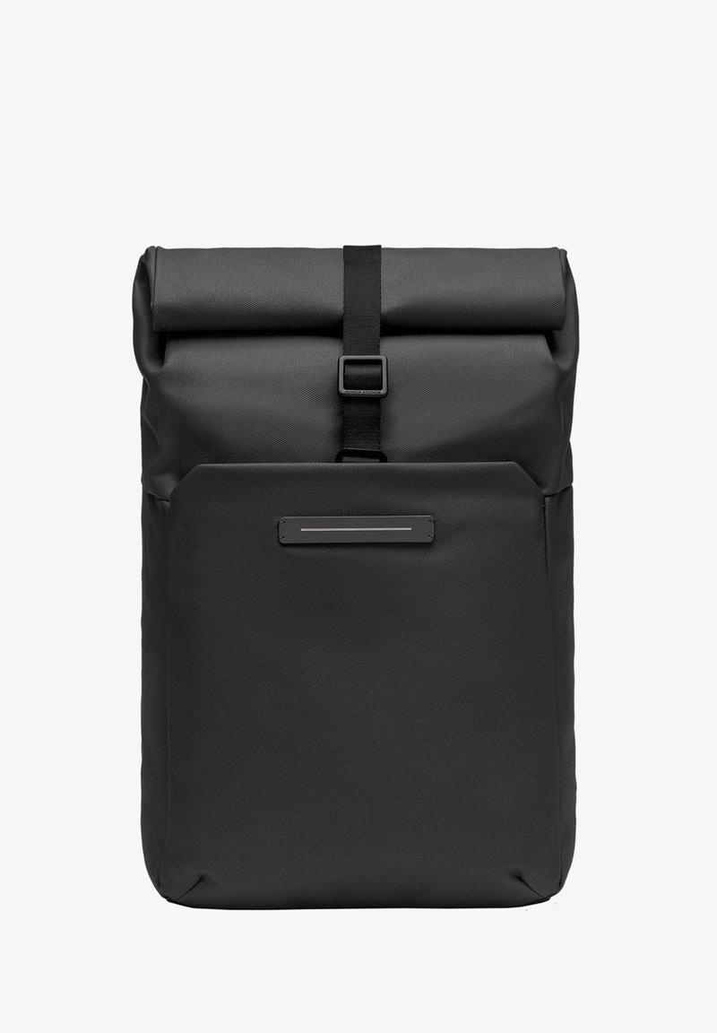 Sac à dos enroulable noir en tissu texturé. Il dispose d'une poche avant avec un accent métallique horizontal et d'une fermeture à boucle sécurisée.