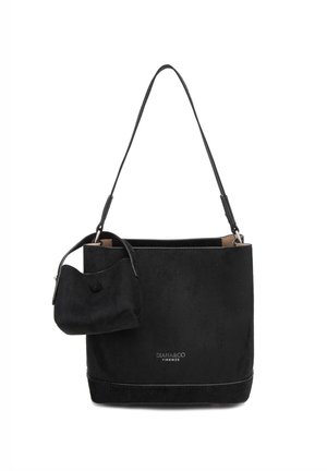 Zwarte suède schoudertas met een bijpassend klein tasje eraan bevestigd, voorzien van zilverkleurig beslag en het logo "DIANA&CO FIRENZE" aan de voorkant.