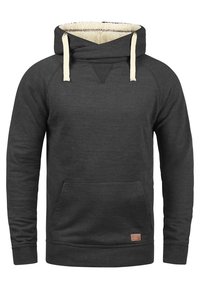 Sudadera gris carbón con cuello alto, cordones crema, bolsillo frontal y un forro de felpa texturizada. Presenta puños y dobladillo acanalados.
