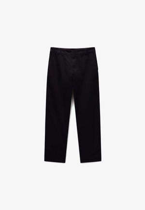 Sorte bukser med lige ben, lukkes foran med knap og lynlås, bæltestropper og sidelommer, vist på en hvid baggrund.