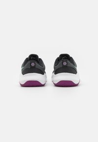 Nike Performance LEGEND ESSENTIAL 3 - Sapatilha de treino - dark smoke grey/lilac/black/viotech/white/green glow