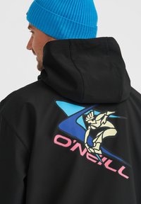 Zwarte hoodie met een grote grafische afbeelding op de achterkant, met een blauwe spiraal en een lichtgekleurde figuur. Tekst "O'Neill" in het roze onder de afbeelding.