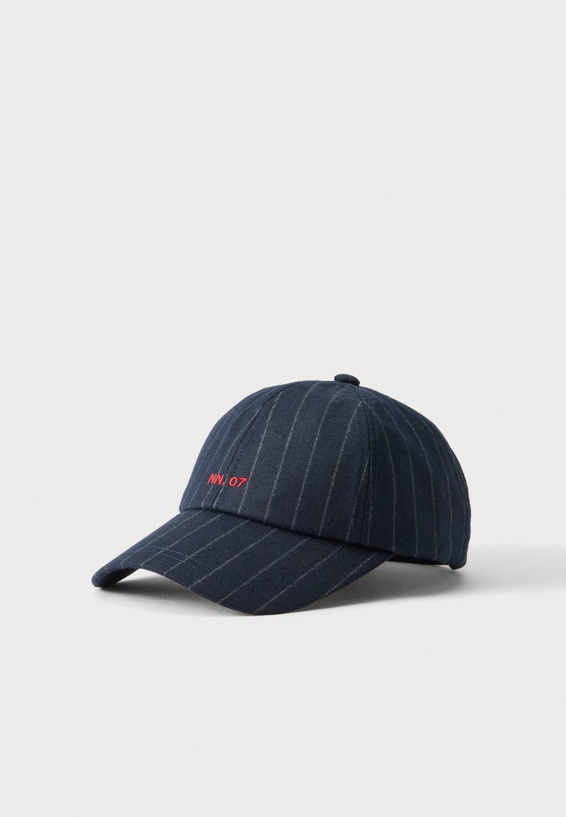 Casquette de baseball bleu foncé à fines rayures avec une visière incurvée, comportant un petit texte rouge brodé "NN.07" à l'avant à gauche.