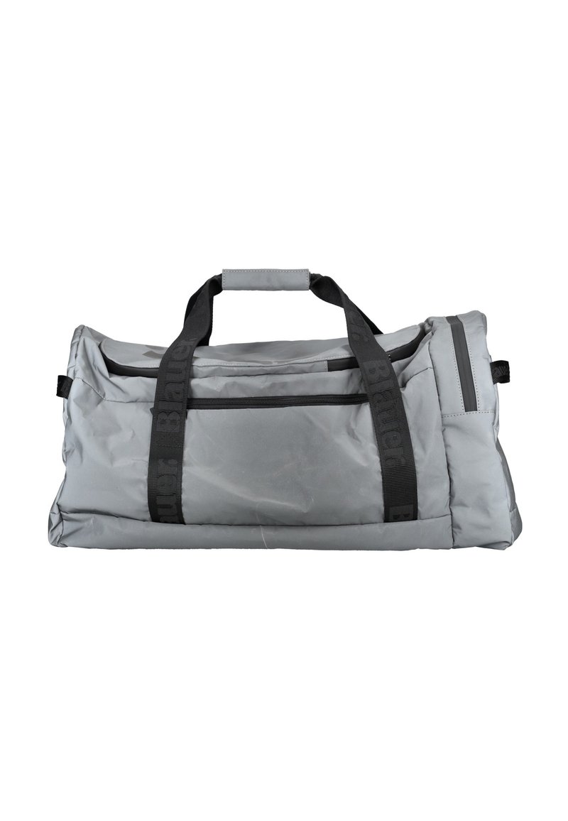 Szary worek podróżny z czarnymi paskami, z zamykaną kieszonką z przodu i miękkim, teksturowanym materiałem. Kompaktowy prostokątny kształt.