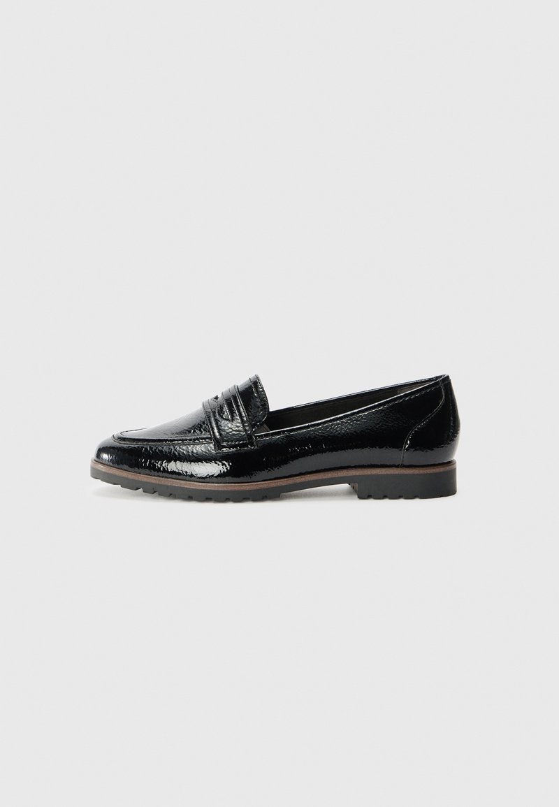 Mocassin en cuir verni noir avec une semelle en caoutchouc basse et une bride cousue sur le cou-de-pied, présenté de côté sur un fond clair.