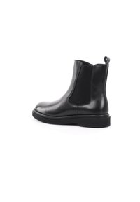 Stivaletto in pelle nera con pannelli elastici laterali, punta rotonda e una linguetta sul retro. Suola in gomma robusta per una buona aderenza.