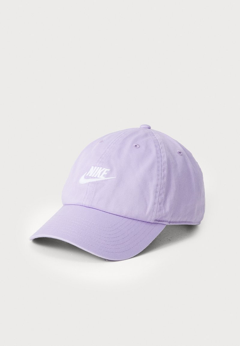 Boné de basebol lilás da Nike com aba curva, logótipo branco bordado e seis painéis com ilhós de ventilação. Produzido em tecido texturizado.