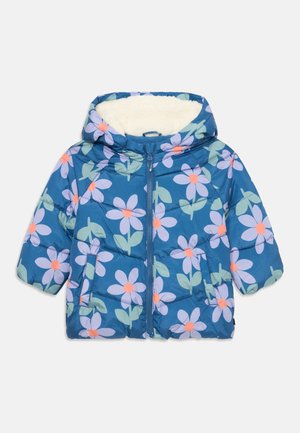 Polstret hettejakke i blå med blomstermønster, som har store lilla blomster, grønne blader, oransje midtpunkt og en myk hvit fôr.