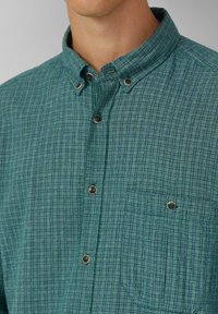 Groen geruit overhemd met een button-down kraag, vervaardigd uit een gemêleerde stof, met een borstzak en contrasterende knoopdetails.