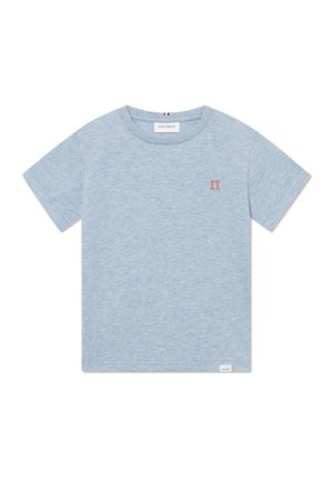 Camiseta de algodón azul claro con mangas cortas. Presenta un pequeño bordado de "II" en naranja en el pecho y una etiqueta en el dobladillo.