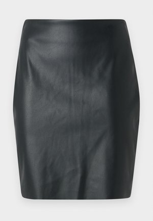 Mini-jupe en simili cuir noir avec une texture lisse, coupe ajustée et droite. Aucun élément visible ni embellissement.