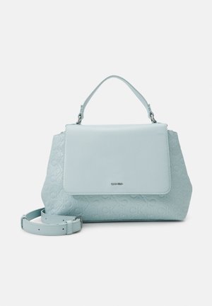 Sac à main Calvin Klein bleu clair avec motif logo embossé, poignée supérieure, bandoulière amovible et fermeture à rabat sur fond uni.
