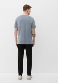 s.Oliver MIT HENLEY-AUSSCHNITT - Navadna majica - schiefergrau