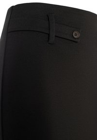 Pantalon noir avec une surface lisse et texturée. Doté d'une taille plate, d'une fermeture à bouton et d'un design épuré sans poches.