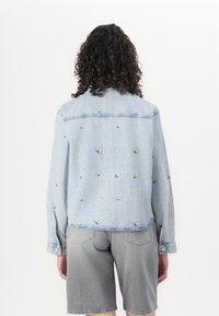 Thumbnail Image 4