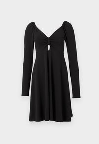 Vestido preto de mangas longas com decote em V profundo, apresentando tecido drapeado e um detalhe em fenda no peito, saias evasê.