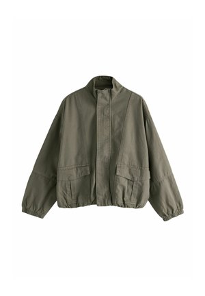 Veste décontractée vert olive avec poignets élastiques, poches à rabat sur le devant, col montant et fermeture éclair avant dissimulée par une patte en tissu.