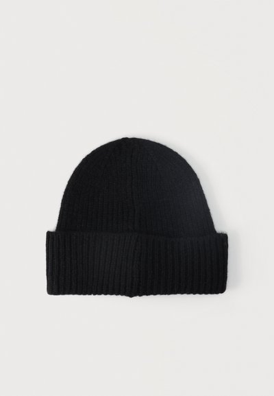 Cappellino lavorato a maglia nero con risvolto, mostrato steso su uno sfondo bianco.