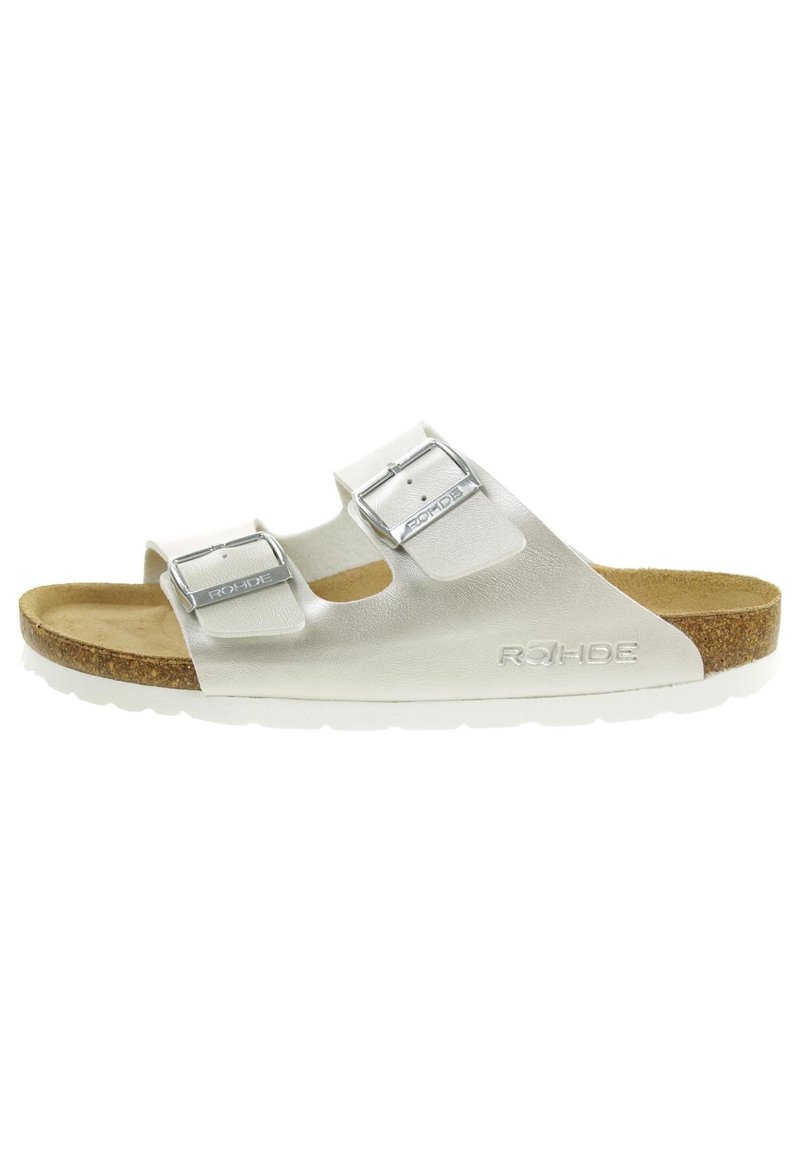 Sandal aperta bianca con punta scoperta, dotata di due fibbie argentate regolabili, suola in sughero e suola in gomma bianca; logo impresso sul lato esterno.