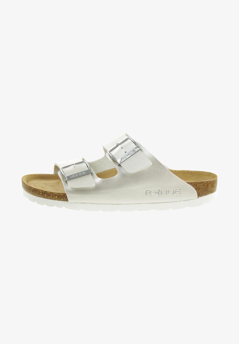 Sandal aperta bianca con punta scoperta, dotata di due fibbie argentate regolabili, suola in sughero e suola in gomma bianca; logo impresso sul lato esterno.