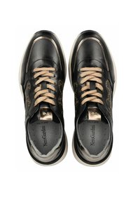 Schwarze Ledersneaker mit einem strukturierten Design, metallischen Akzenten und beigen Schnürsenkeln. Leicht erhöhte weiße Sohlen mit dezentem Branding.