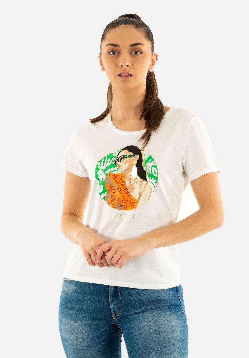 Witte katoenen T-shirt met een kleurrafische afbeelding van een vrouw met een zonnebril, omringd door groene tropische patronen, met een gouden "MORGAN"-logo.