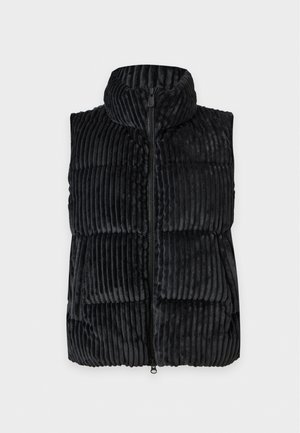 Gilet matelassé noir sans manches, à texture côtelée large, col montant et fermeture éclair sur toute la longueur à l’avant, sur un fond clair uni.