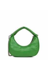 Borsa in pelle verde con manico curvo e accentuazione in catena argentata, caratterizzata da una texture liscia e una silhouette rotonda.
