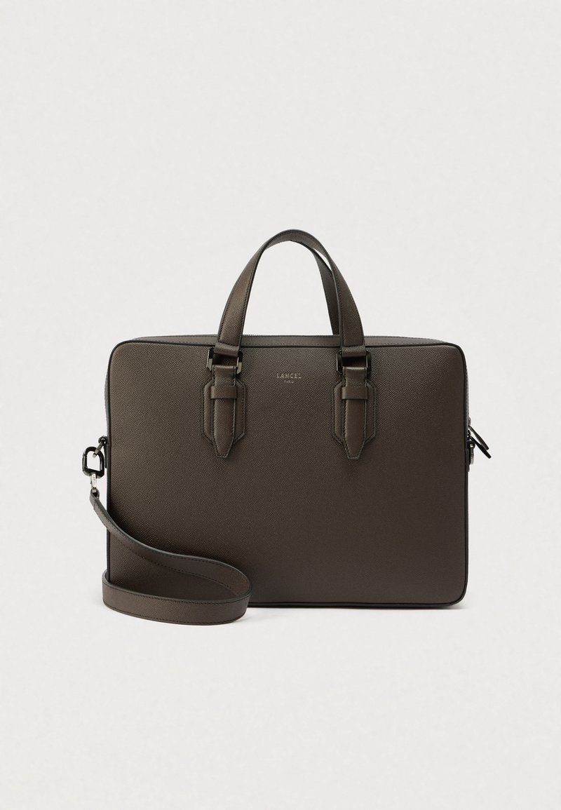 Mallette en cuir marron avec une forme rectangulaire structurée, deux poignées supérieures, une bandoulière ajustable et un logo embossé sur le devant.