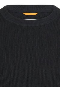 Pull noir en maille avec col rond et tissu texturé, agrémenté d'un accent orange au niveau de l'encolure.