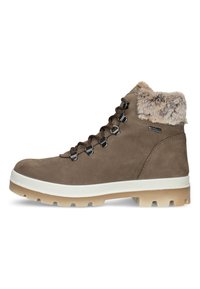 Botte de randonnée brune avec une tige en cuir texturé, un col en fausse fourrure, des œillets en métal et une semelle intermédiaire blanche contrastante. Semelle extérieure en caoutchouc durable.