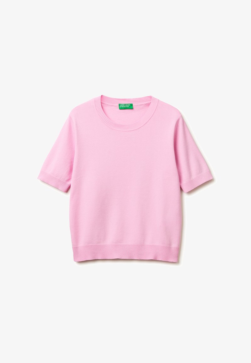 Roze korte mouw gebreide trui met geribde ronde hals, boorden en zoom, plat neergelegd op een witte achtergrond.