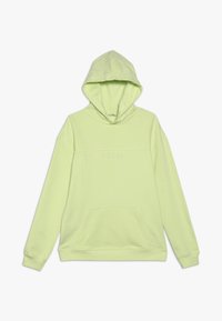 Sudadera con capucha verde claro con un bolsillo frontal, que presenta un logo grabado de "GUESS" y una textura de tela suave y lisa.