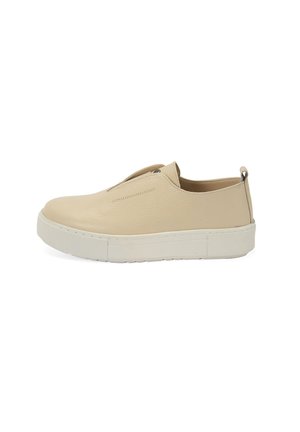 Beige Slip-On Sneaker aus strukturiertem Leder mit dicker, weißer Sohle. Verfügt über elastische Seitenteile und ein dezentes Stichdesign.