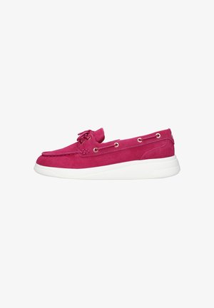Scarpa da barca in camoscio magenta con suola spessa bianca, allacciatura frontale e occhielli in metallo ai lati, mostrata di profilo.