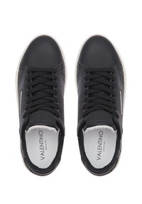 Černé kožené tenisky s texturovaným povrchem, šněrovacím designem, bílou gumovou podrážkou a decentním logem na straně.