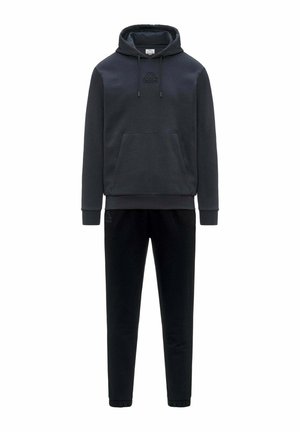 Felpa nera con cappuccio e tasca frontale e pantaloni della tuta neri abbinati, entrambi con loghi Kappa discreti.